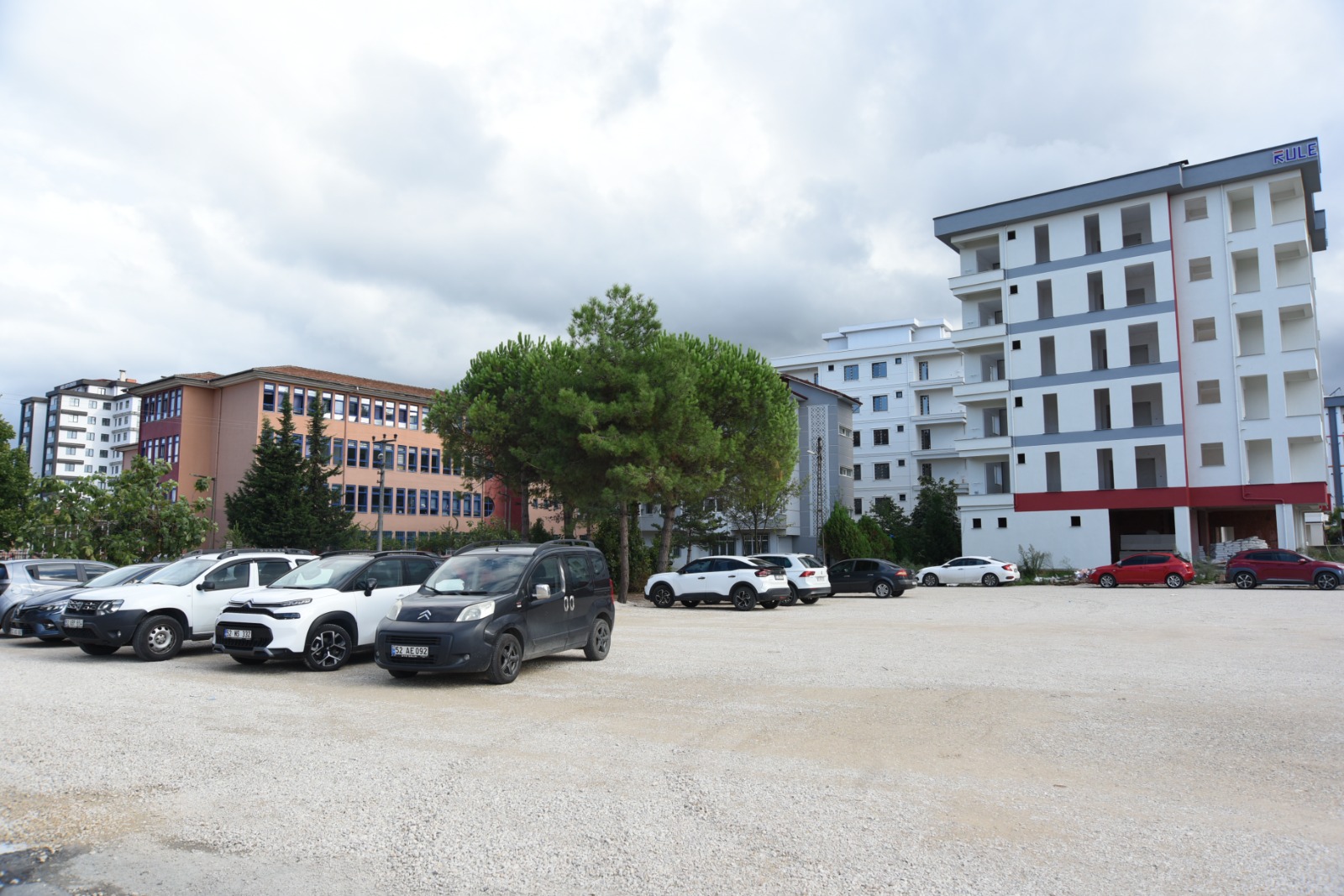 ALTINORDU’DA ATIL ALANLAR GEÇİCİ OTOPARK ALANI YAPILIYOR