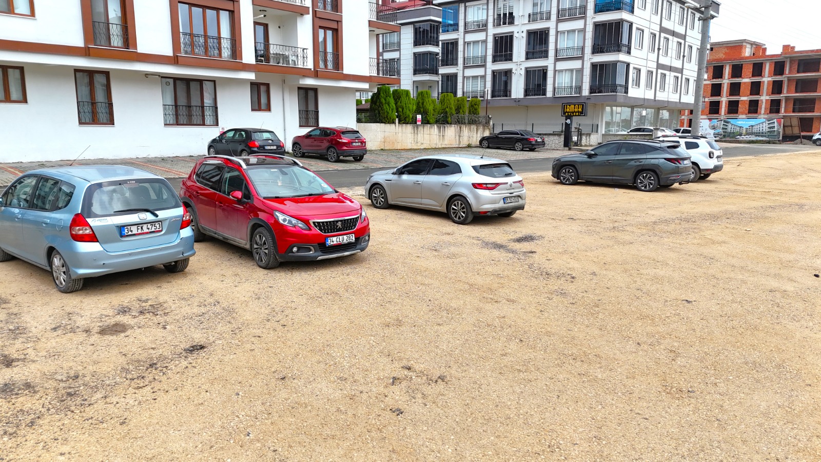 ALTINORDU’DA ATIL ALANLAR GEÇİCİ OTOPARK ALANI YAPILIYOR