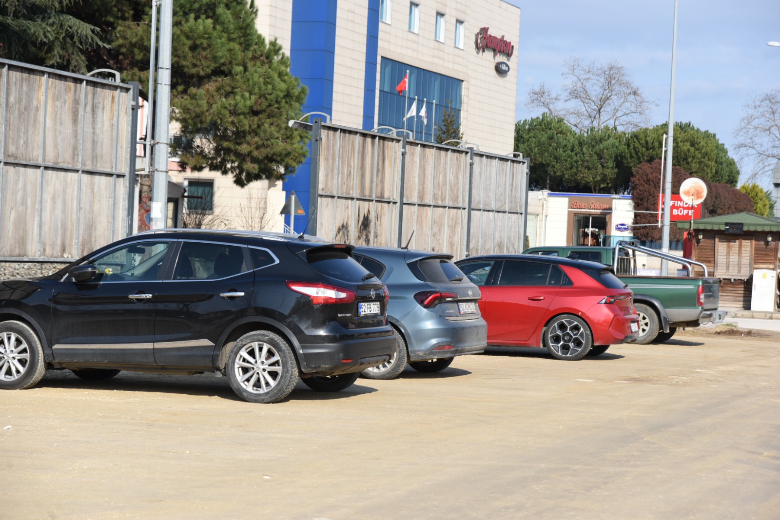 ALTINORDU’DA ATIL ALANLAR GEÇİCİ OTOPARK ALANI YAPILIYOR