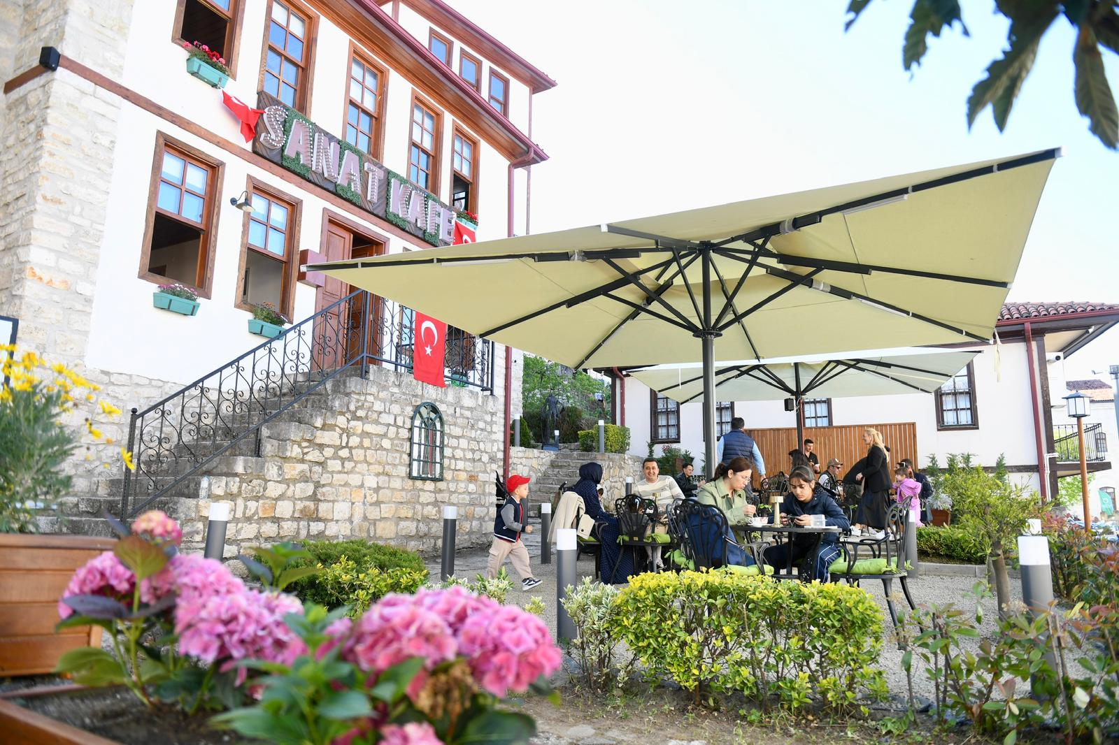 GLÜTENSİZ MENÜLÜ SANAT KAFE BÖLGEYE DE HİTAP EDİYOR