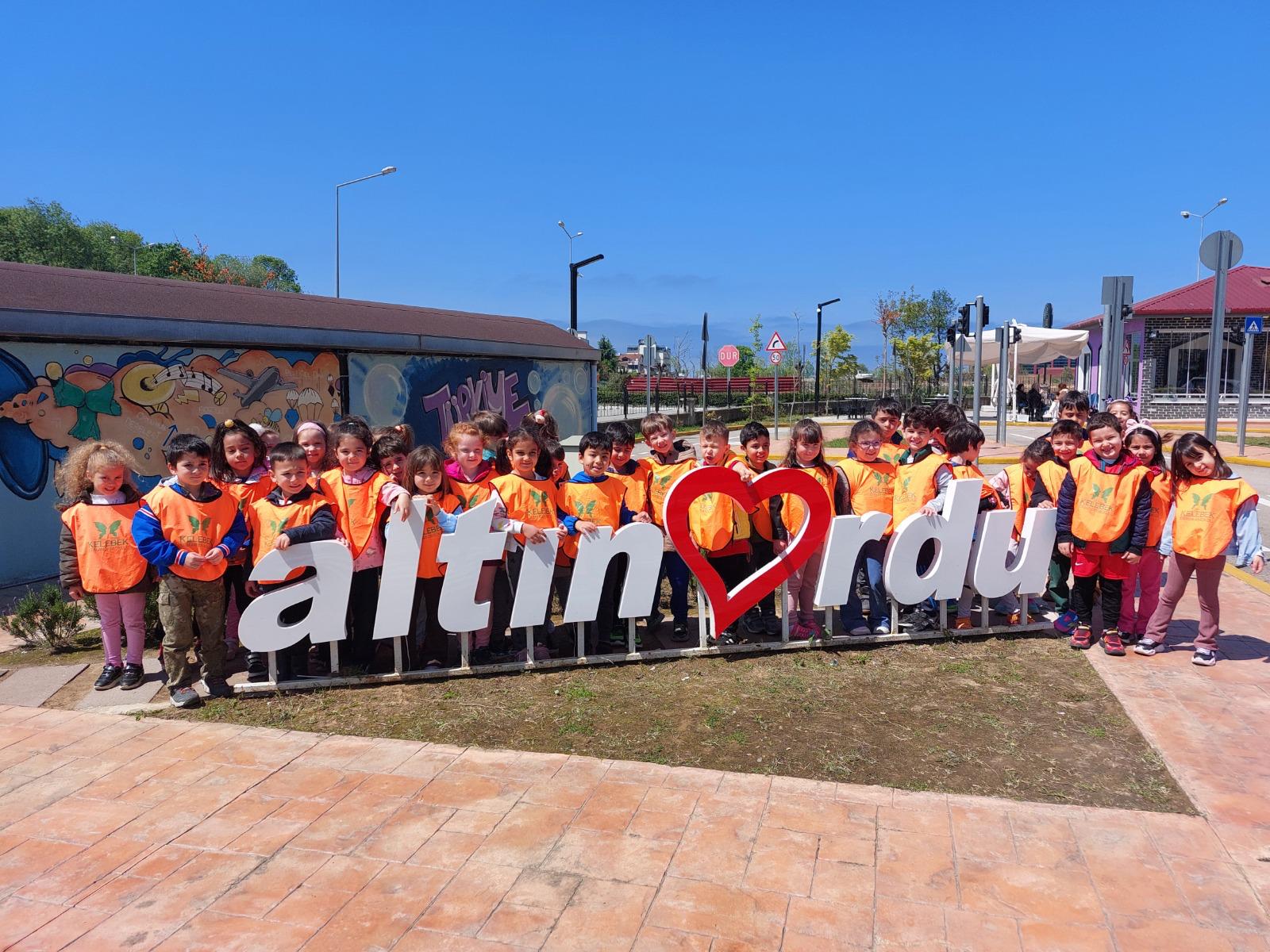 MİNİK ÖĞRENCİLERE ERKEN YAŞTA TRAFİK BİLİNCİ AŞILANIYOR