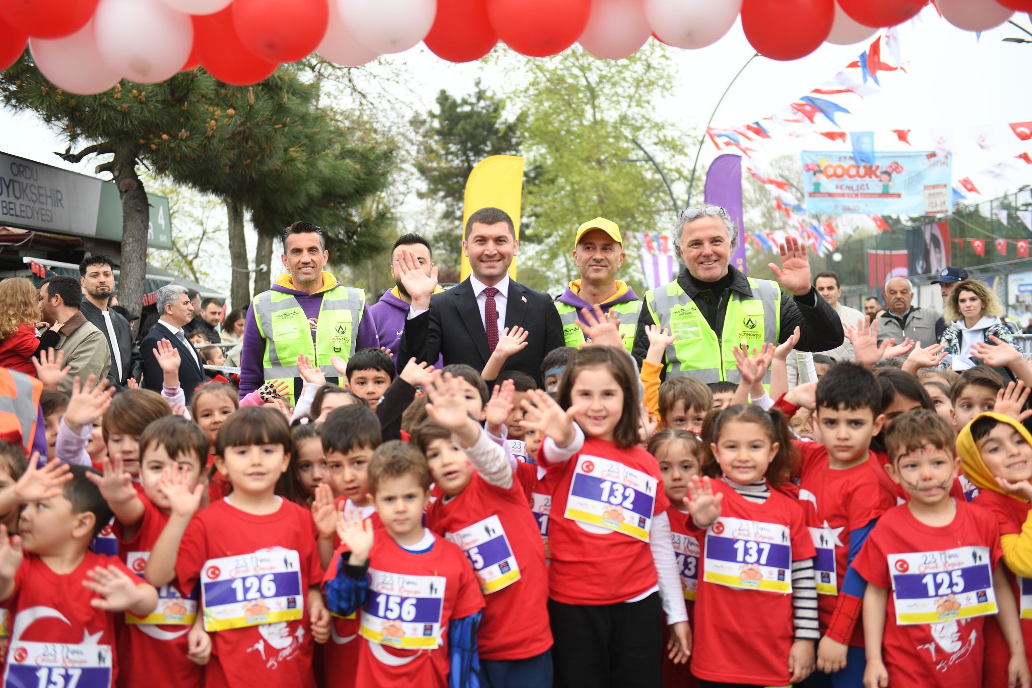 ÇOCUK KOŞUSU 23 NİSAN’A RENK KATTI