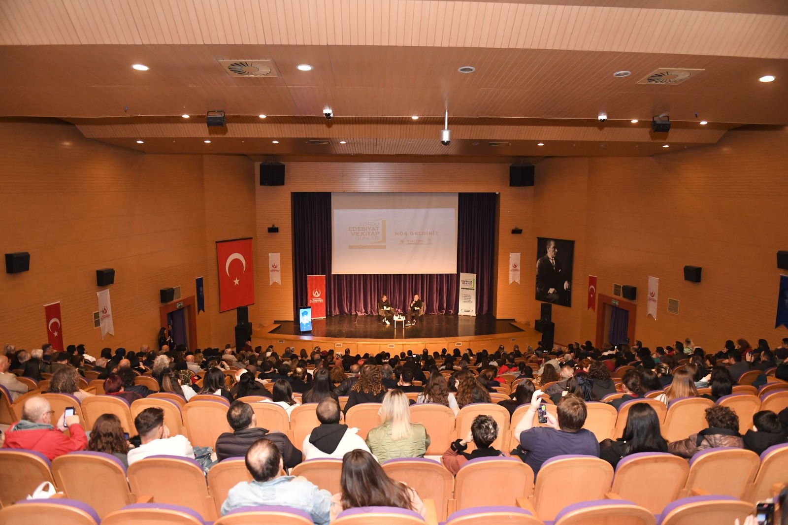 TÜRK EDEBİYATININ SEVİLEN İSİMLERİ OKURLARIYLA BULUŞTU