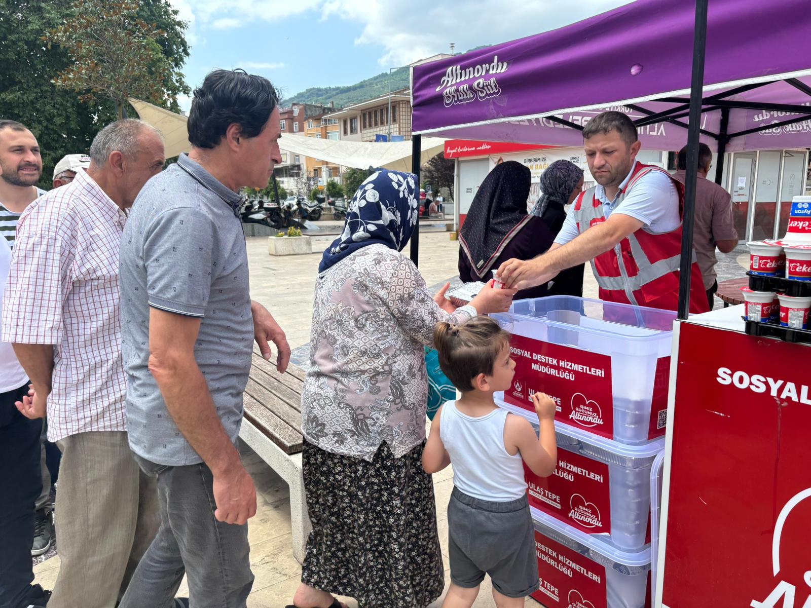 ALTINORDU BELEDİYESİ ŞEHİTLER İÇİN VATANDAŞLARA PİDE-AYRAN İKRAM ETTİ gerçekleştirdi.