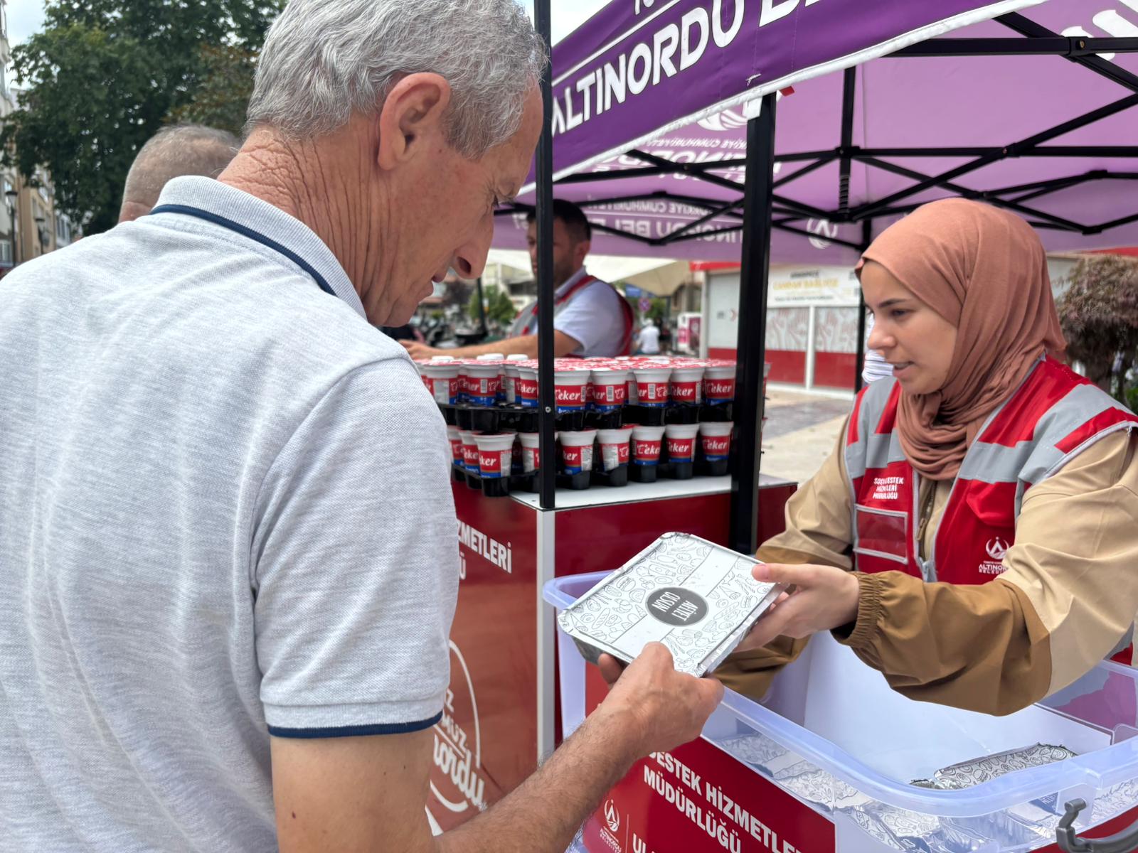 ALTINORDU BELEDİYESİ ŞEHİTLER İÇİN VATANDAŞLARA PİDE-AYRAN İKRAM ETTİ gerçekleştirdi.