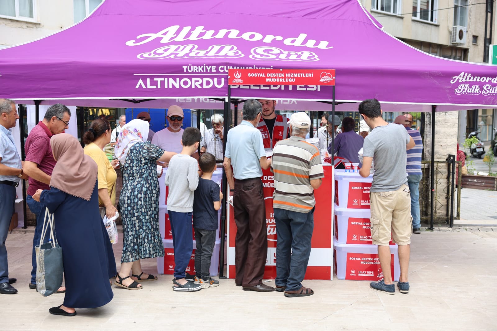 ALTINORDU BELEDİYESİ ŞEHİTLER İÇİN VATANDAŞLARA PİDE-AYRAN İKRAM ETTİ gerçekleştirdi.