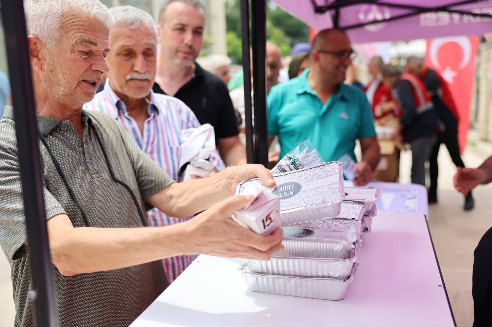 ALTINORDU BELEDİYESİ ŞEHİTLER İÇİN VATANDAŞLARA PİDE-AYRAN İKRAM ETTİ gerçekleştirdi.
