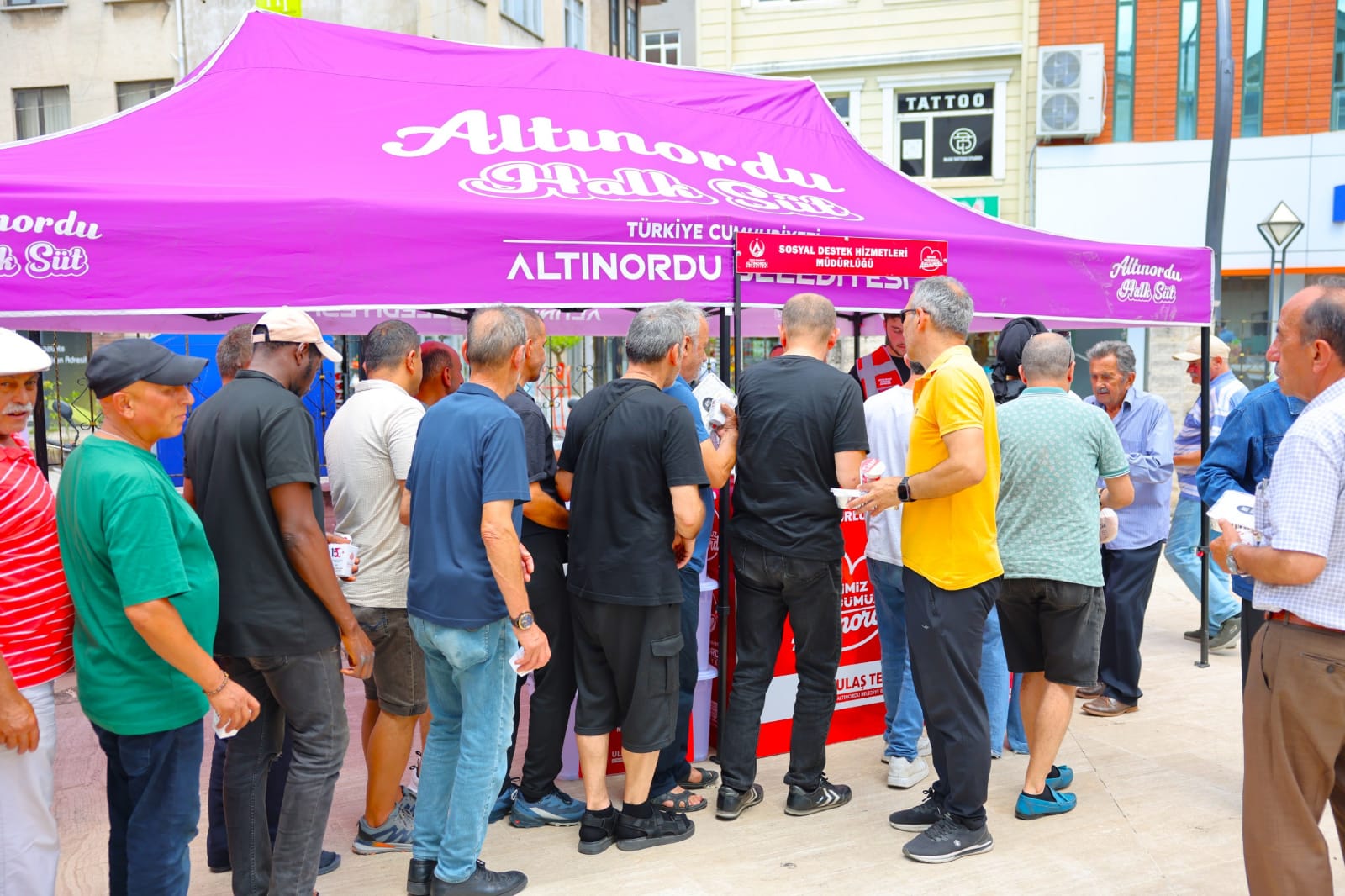 ALTINORDU BELEDİYESİ ŞEHİTLER İÇİN VATANDAŞLARA PİDE-AYRAN İKRAM ETTİ gerçekleştirdi.