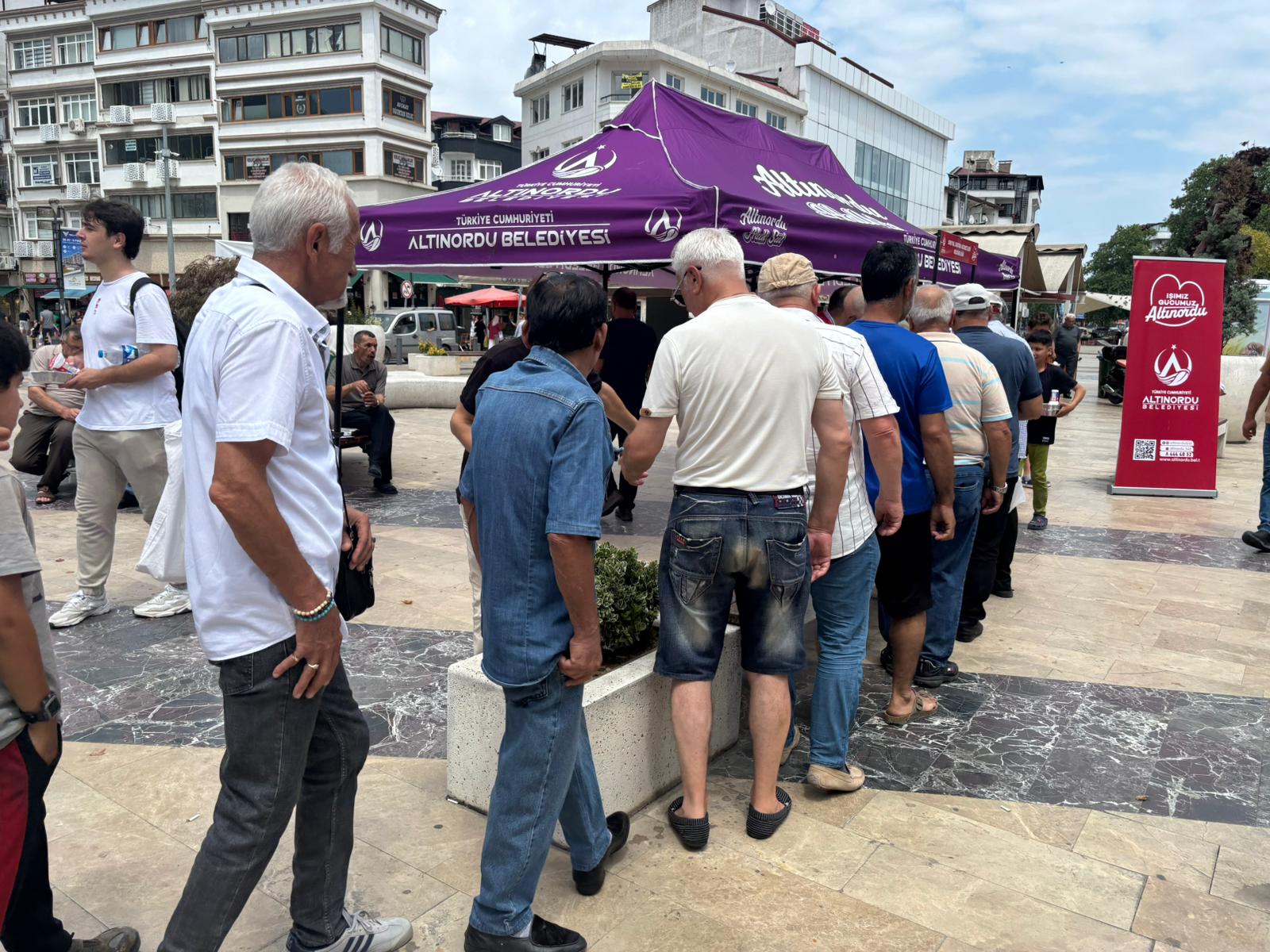 ALTINORDU BELEDİYESİ ŞEHİTLER İÇİN VATANDAŞLARA PİDE-AYRAN İKRAM ETTİ gerçekleştirdi.