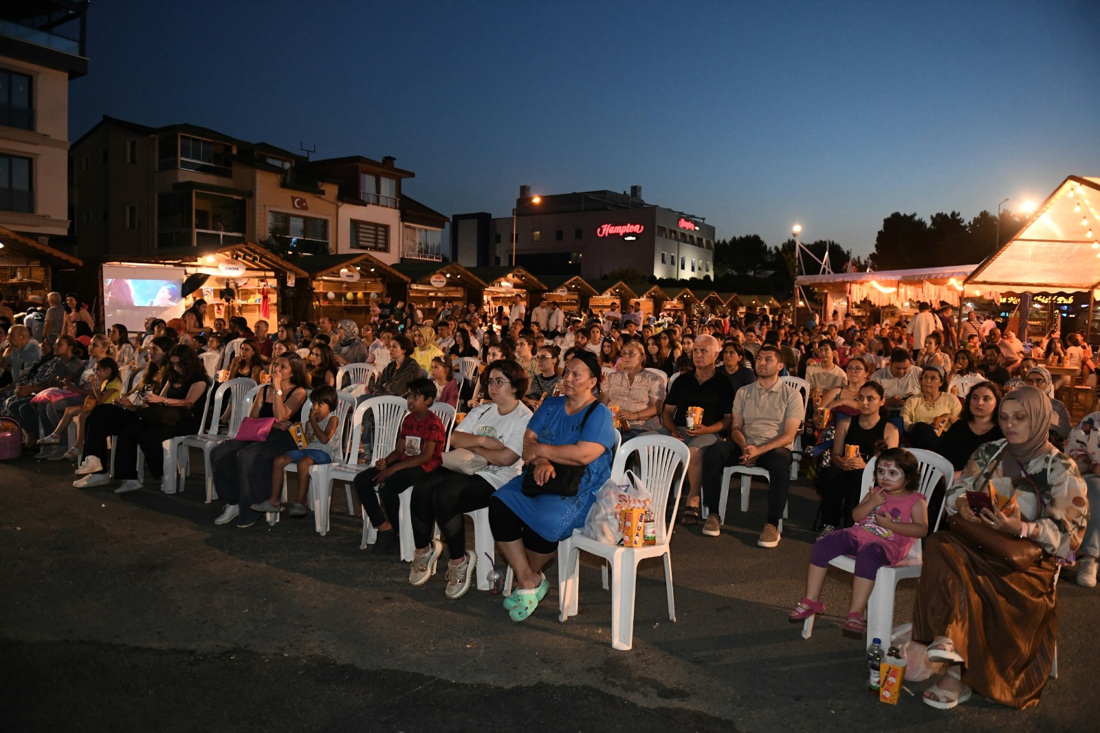 ALTINORDU BELEDİYESİ’NDEN AÇIK HAVADA SİNEMA KEYFİ