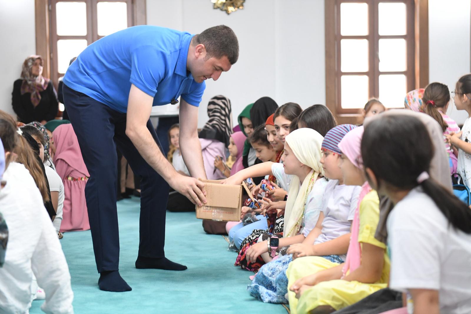 BAŞKAN TEPE’DEN KUR’AN KURSU ÖĞRENCİLERİNE TATLI SÜRPRİZ