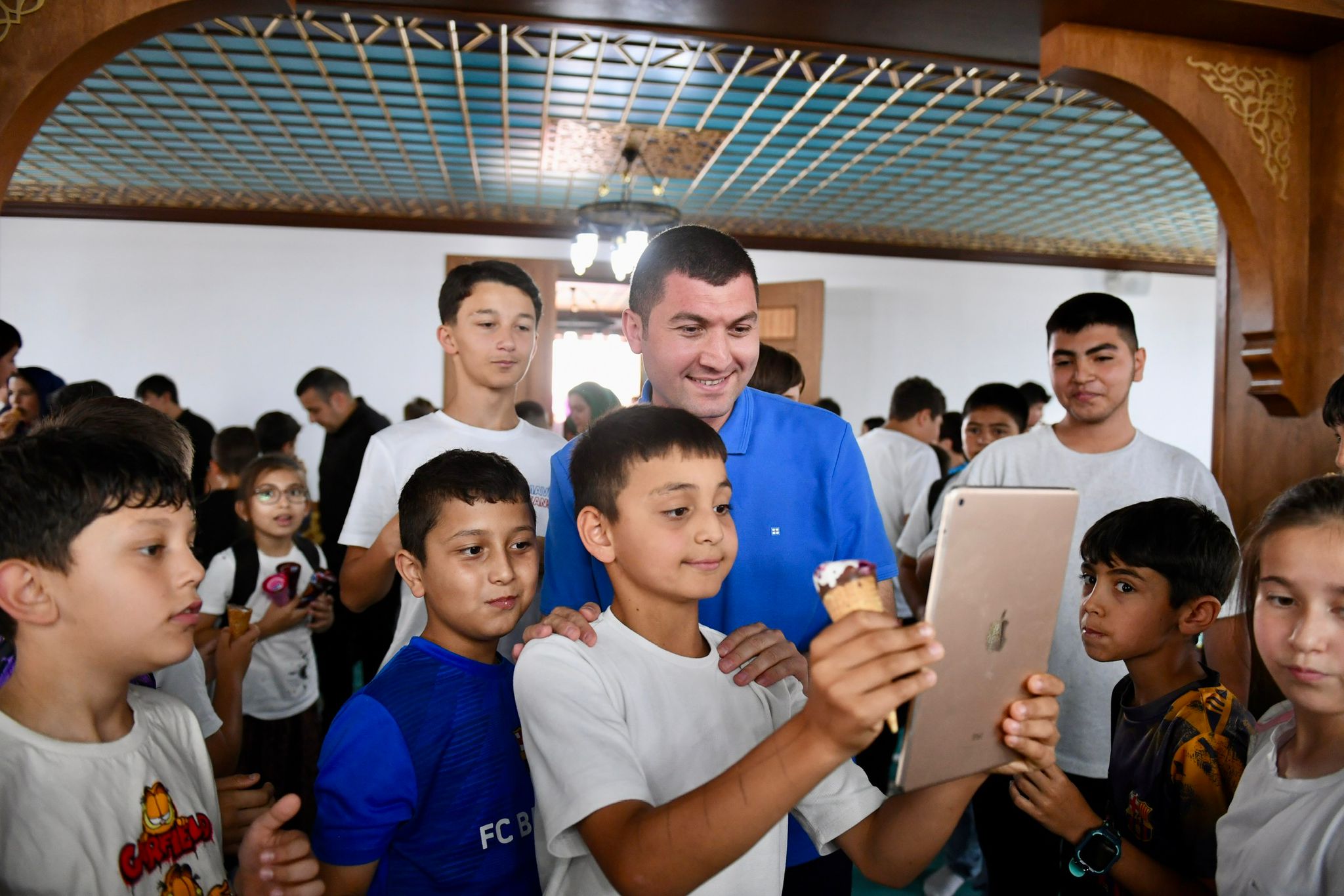 BAŞKAN TEPE’DEN KUR’AN KURSU ÖĞRENCİLERİNE TATLI SÜRPRİZ